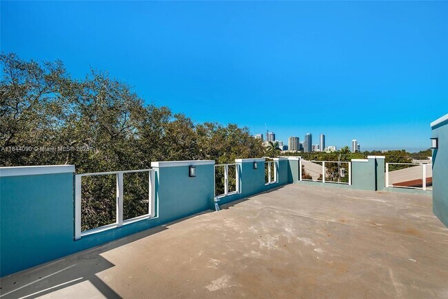 Building Photo - 824 SE 12th Ct