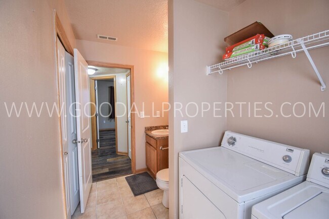 Building Photo - 3 Bedroom, 2.5 Bath 1 1/2 story first floor master suite -Townhome in Urbandale