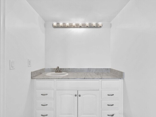 Building Photo - 1150 Hillsboro Mile