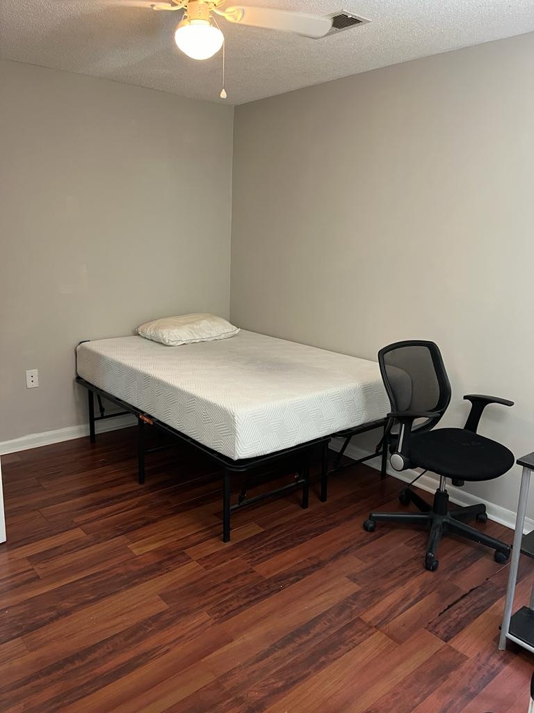 Building Photo - Room in Condo on Collegiate Cir