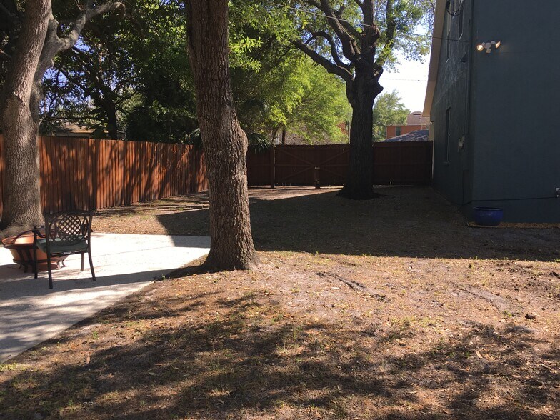 Spacious backyard with mature trees - 3103 W Napoleon Ave