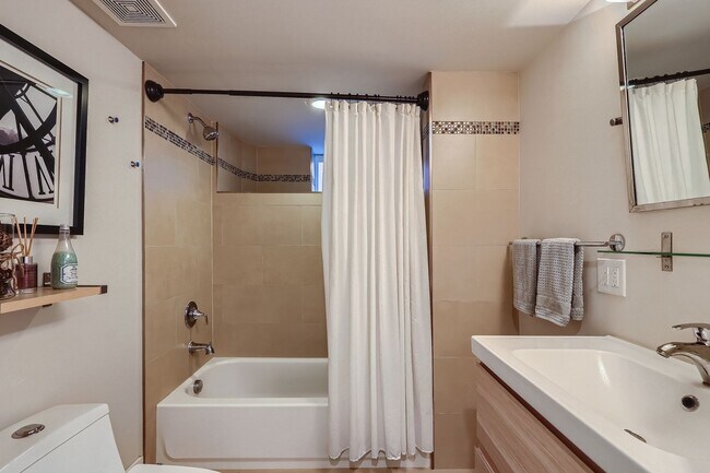 Building Photo - Available NOW! Fully Furnished 4 Bedroom 2 Bath Beautiful Home in Denver!
