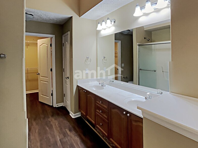 Building Photo - 1642 Zurich Dr