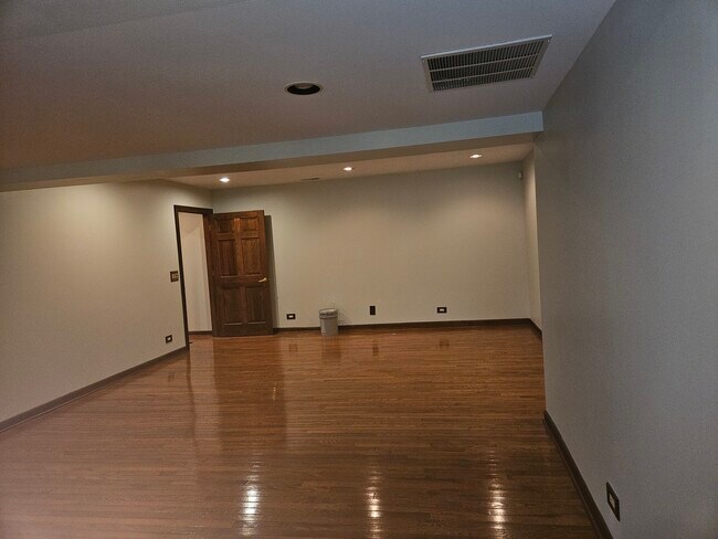 Building Photo - 733 Woodbury Ct
