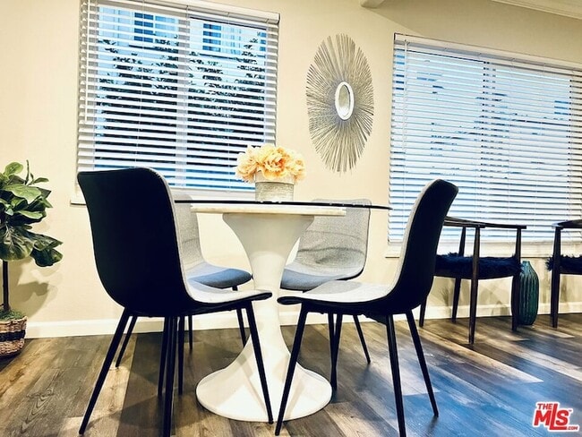 Building Photo - 1618 N Kenmore Ave