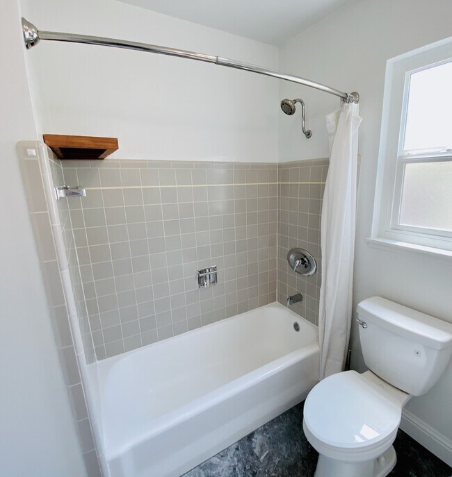 Building Photo - 1342 Ordway St