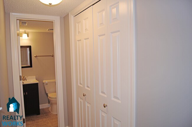 Building Photo - Well Maintained Townhome!