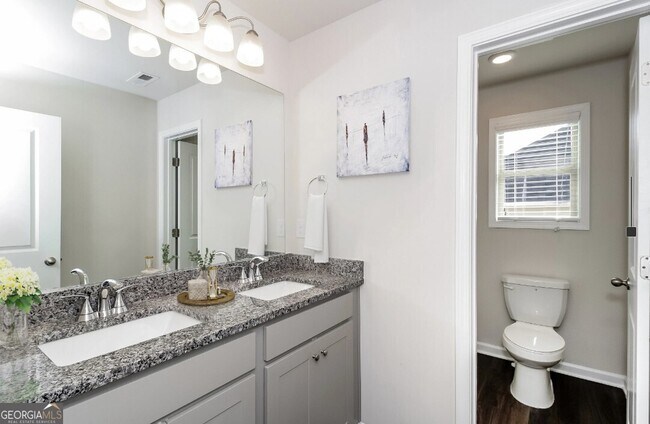 Building Photo - 10 Silvercharm Wy