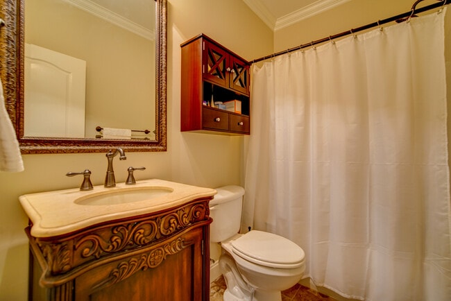 Building Photo - 5 BR, 3 BA Home Quiet Cul de Sac, Convenie...