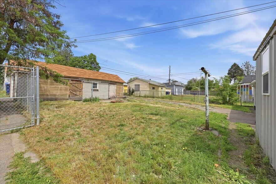 Lots of room to play, entertain or enjoy the sunshine - 420 W Shannon Ave