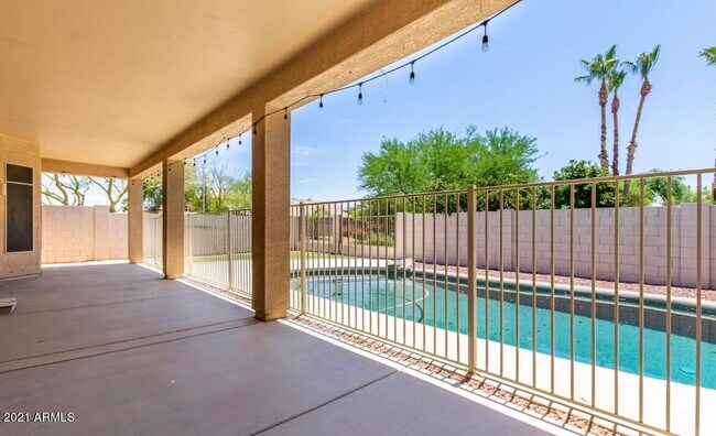 Building Photo - 2751 E San Tan St