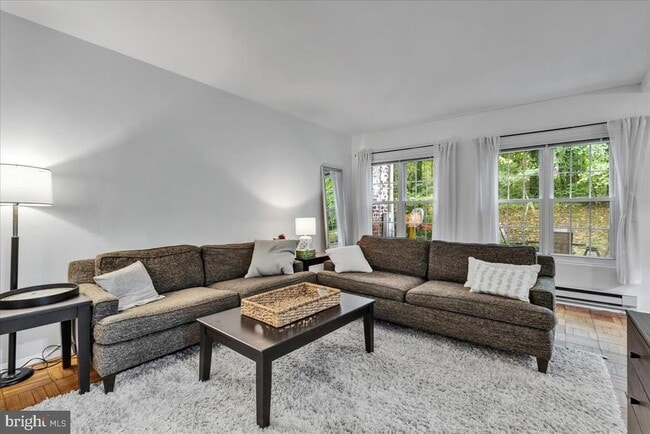 Building Photo - 1132 Valley Dr