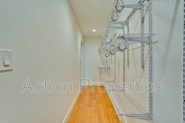 Building Photo - 261 Langton Ave