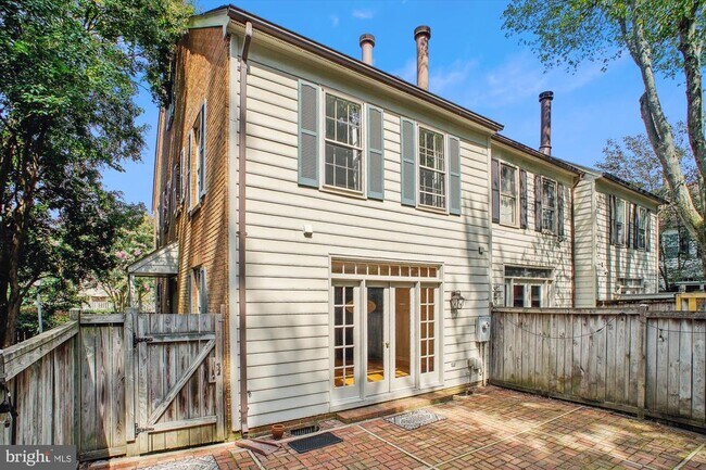 Building Photo - 450 W Glebe Rd