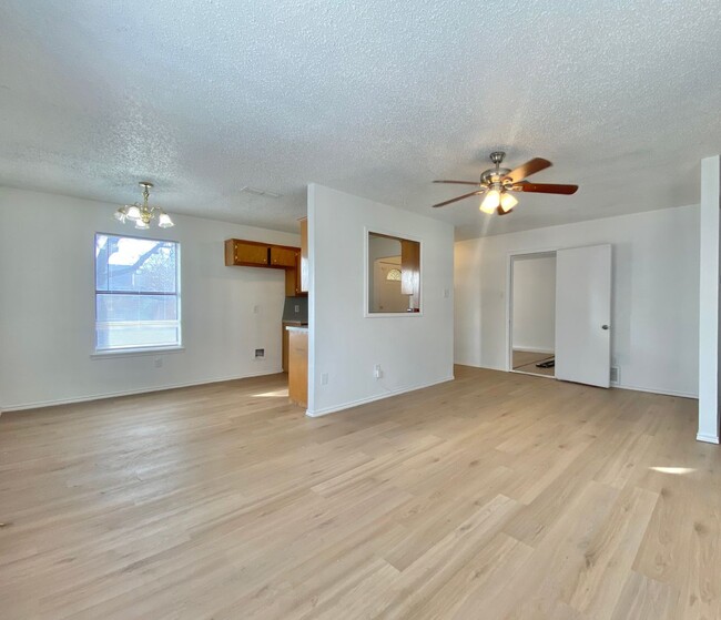 Building Photo - 3 bed 1 bath now available in southeast Lu...