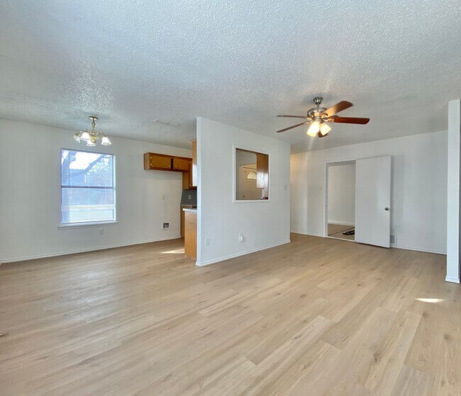 Building Photo - 3 bed 1 bath now available in southeast Lubbock