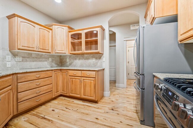 Building Photo - SE BOISE 5BD/3.5BA PLUS OFFICE