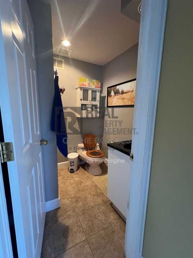 Building Photo - 1400 Hastings Dr