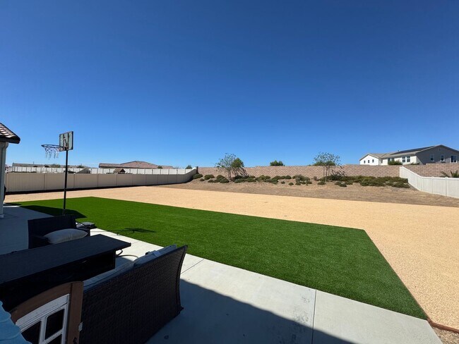 Building Photo - 5 Bedroom home with FULL MOTHER IN LAW SUI...