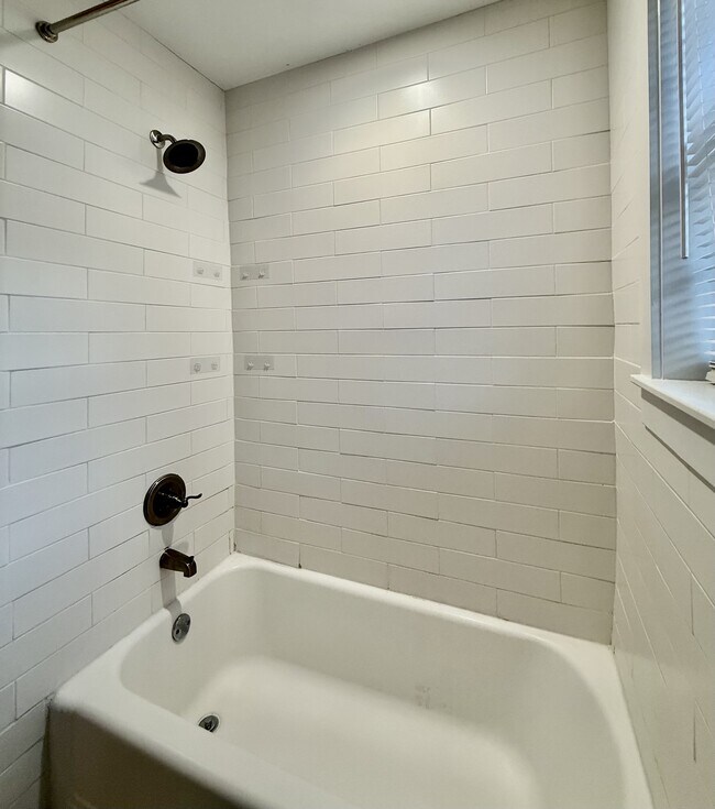 Building Photo - 1802 Guess Rd