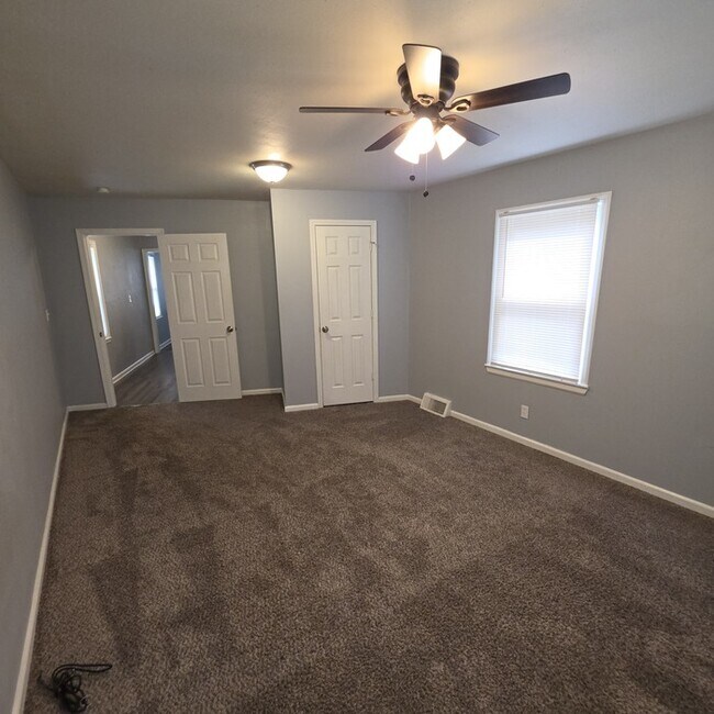 Building Photo - Cozy 3 bedrooms and 1 bath home located on Brooklane St in Raytown, MO.
