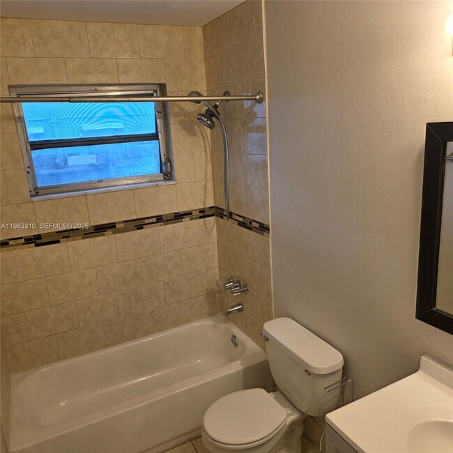 Building Photo - 2570 NE 192 St