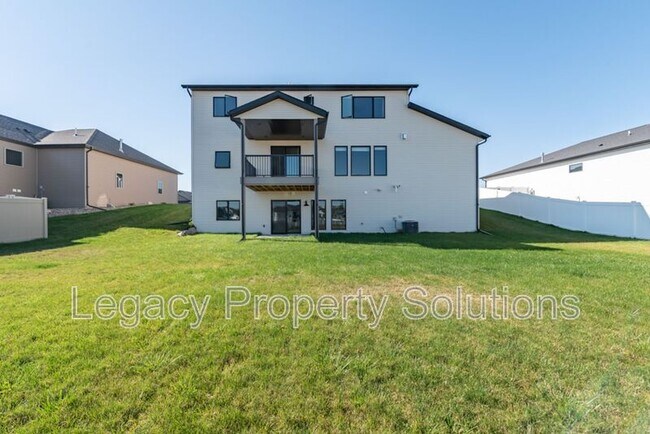 Building Photo - 527 Flint Dr