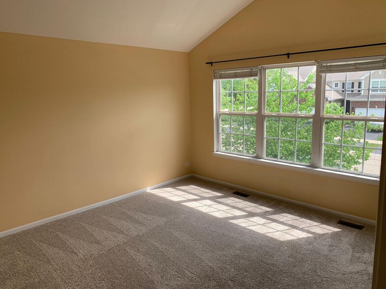 master bed - 364 Buckingham Ct