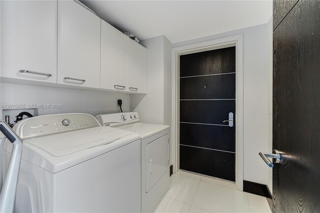 Building Photo - 17001 Collins Ave
