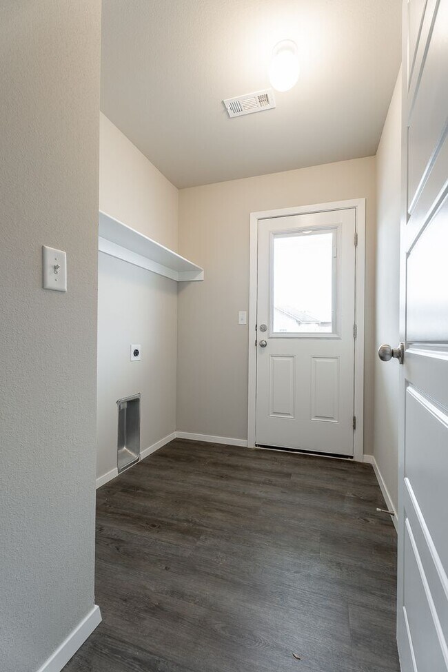 Building Photo - 3-bedroom 2 bath Duplex in Lincoln!! Newly Fenced Yard!