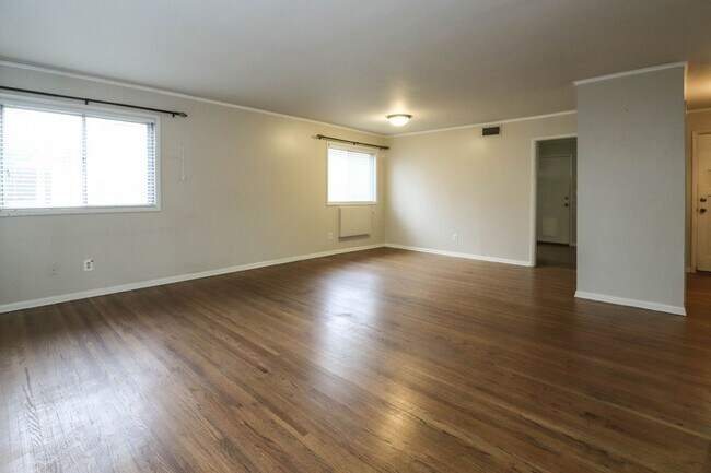 Building Photo - Darling 3 Bedroom With Hardwood Floors!