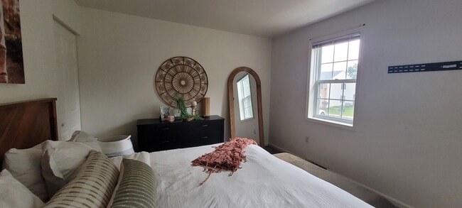 Building Photo - 3 Bedroom 1.5 bathroom townhome-Eastpointe...