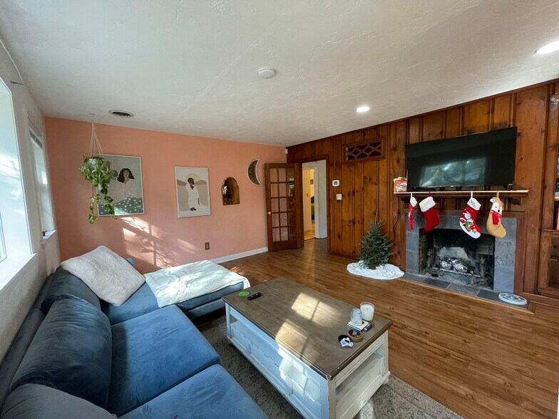 Flex Room - 2031 NW 8th Pl