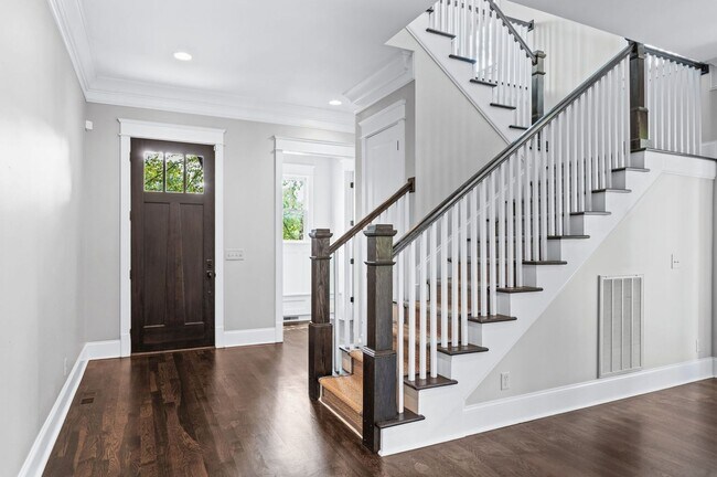 Building Photo - Stunning 4BE/3.5BA home in the heart of Gr...