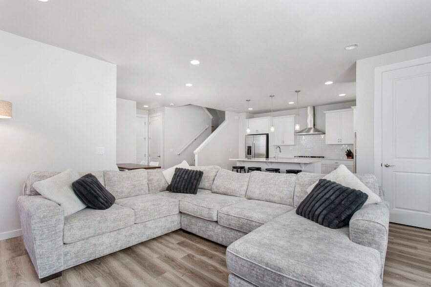 Living Room/kitchen - 6533 SW Lupine Ln