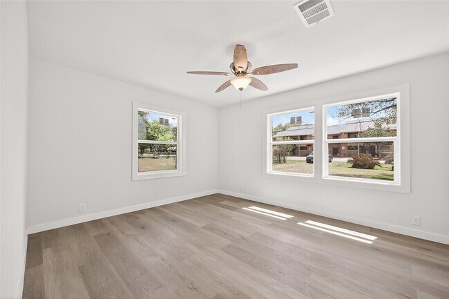 Building Photo - 815 Brooks Ave