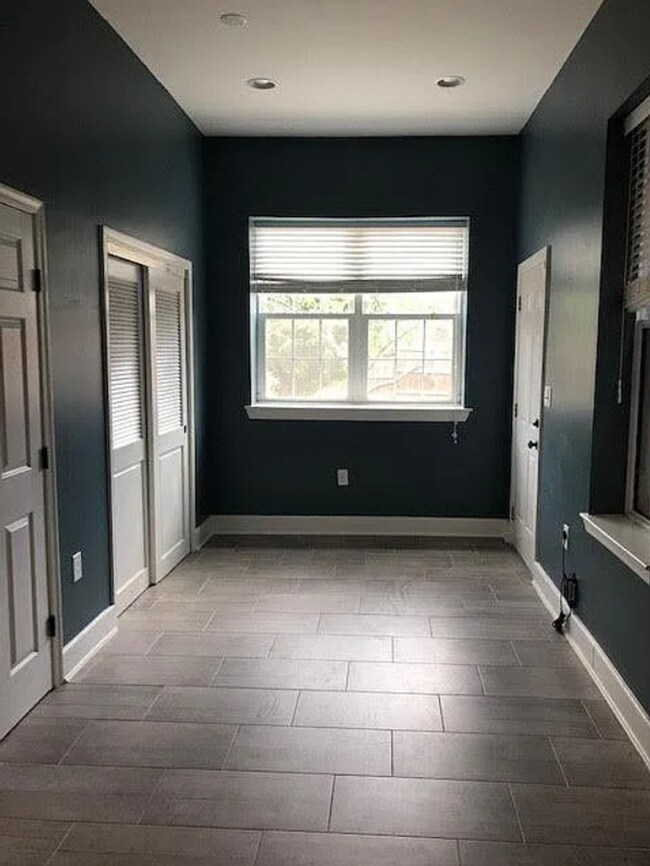 Building Photo - Charming Rowhouse Retreat in the Heart of DC!