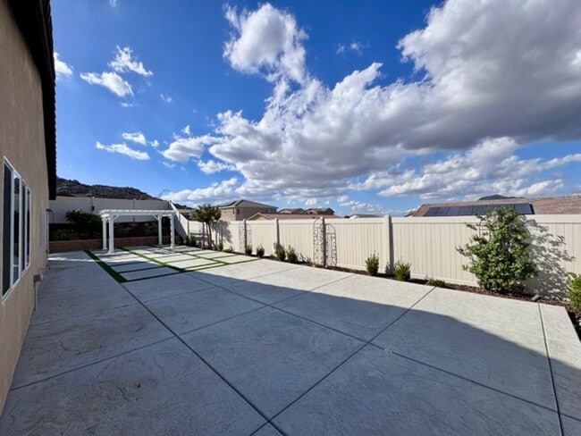 Building Photo - Stunning 2021 built 4 bedroom home for LEA...