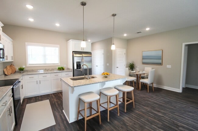 Primary Photo - 201 Silverthorn Dr