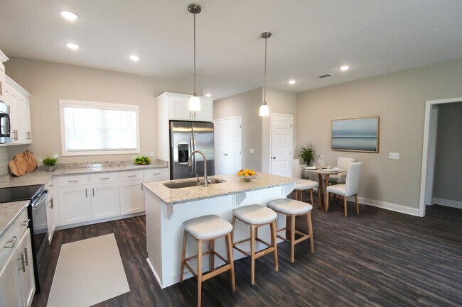 Building Photo - 215 Silverthorn Dr