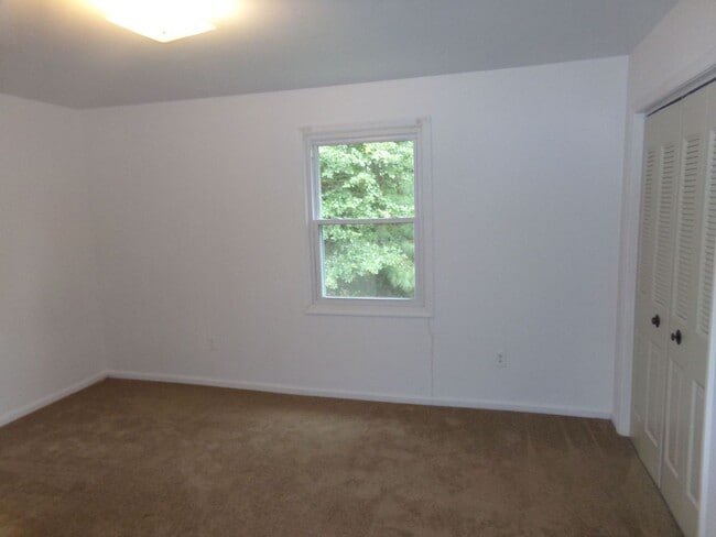 Building Photo - 2 BR Available in Prince George Commons To...