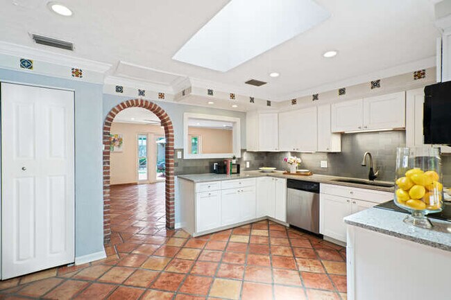 Kitchen - 1127 S Osprey Ave