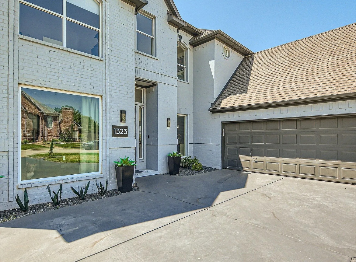 Building Photo - 1323 Bradford Dr