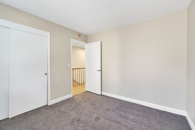 Building Photo - 6733 N Warren Ave