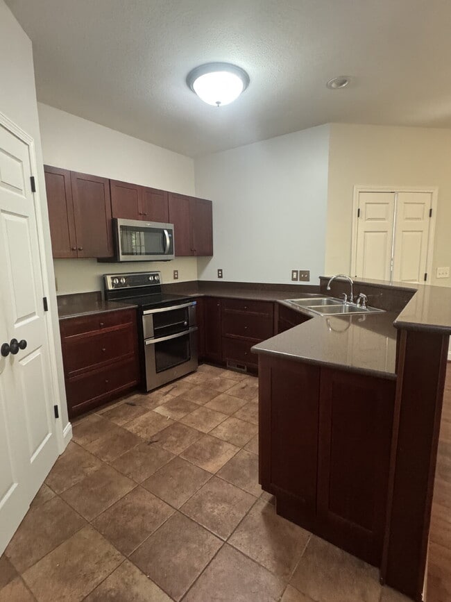 Building Photo - Beautiful Home Available Immediately in Se...