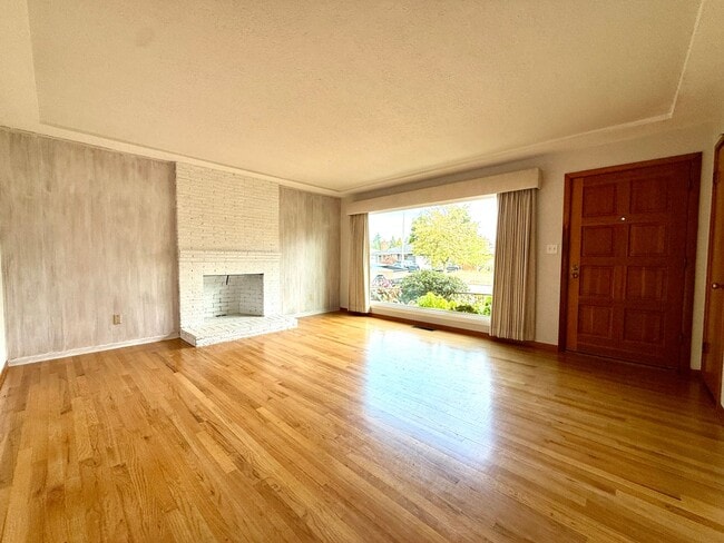 Building Photo - Cozy-Chic in Parkrose ~ Large Fenced Yard with Attached Garage & A/C~ Pets Welcome