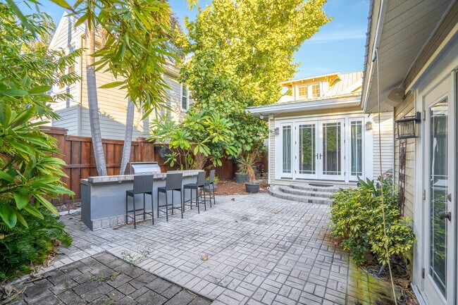 Building Photo - 1234 Beach Dr NE