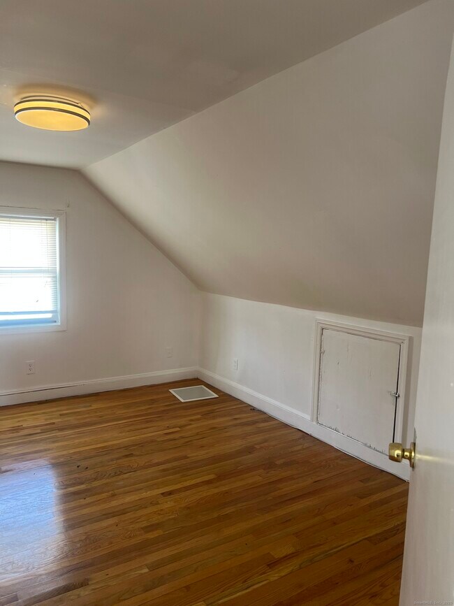 Building Photo - 565 Hart St