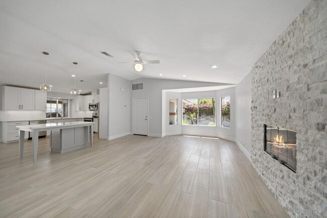 Building Photo - 54140 Avenida Mendoza