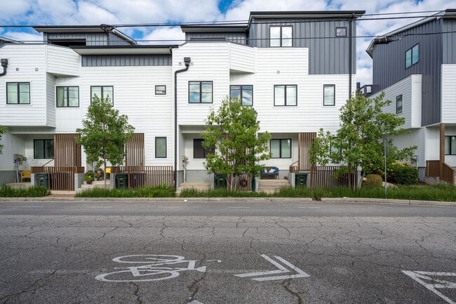 Building Photo - Location, Location , Location with this Beautiful Townhome